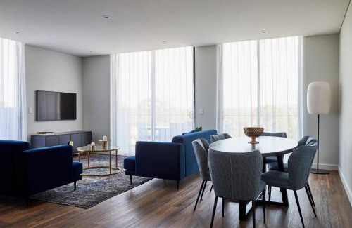 Penrith Hotel | Premier Astina Suites in Penrith with Pool & Spa