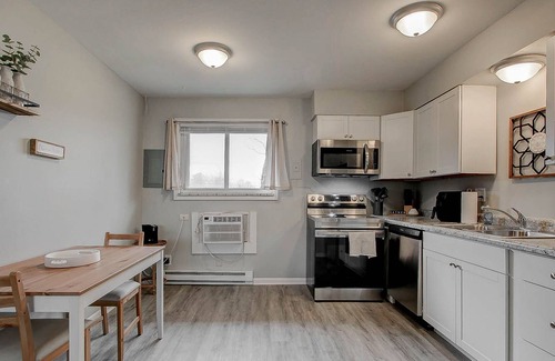 West Newton Apartment | Astonishing 2bed 1bath Unit- Minutes from Airport!