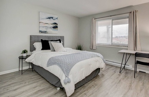 West Newton Apartment | Astonishing 2bed 1bath Unit- Minutes from Airport!