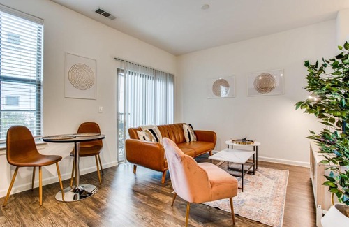 McNeil Apartment | Inviting CozySuites on I-35 with Pool & Family Amenities