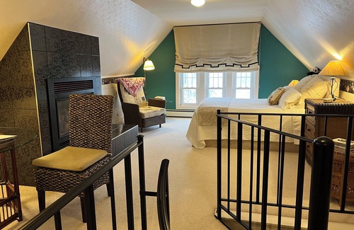 Green Bay Bed & Breakfast | Exceptional Astor House: Family-Friendly with Breakfast Included