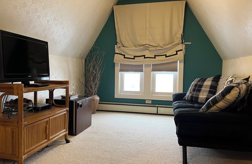 Green Bay Bed & Breakfast | Exceptional Astor House: Family-Friendly with Breakfast Included