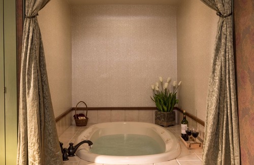 Green Bay Bed & Breakfast | Exceptional Astor House: Family-Friendly with Breakfast Included