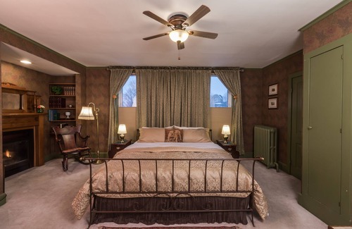 Green Bay Bed & Breakfast | Exceptional Astor House: Family-Friendly with Breakfast Included