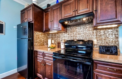 Astoria Apartment | Astoria Painted Lady: Historic Apartment with River Views