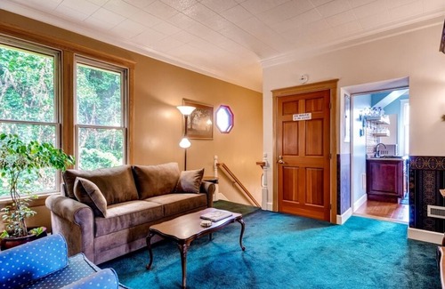 Astoria Apartment | Astoria Painted Lady: Historic Apartment with River Views