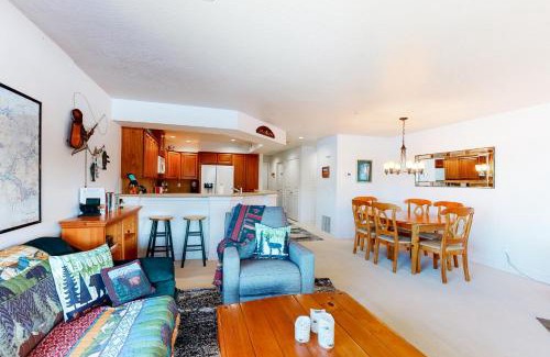 Coeur d'Alene Apartment | Inviting Arrow Point: Family-Friendly with Pool Access