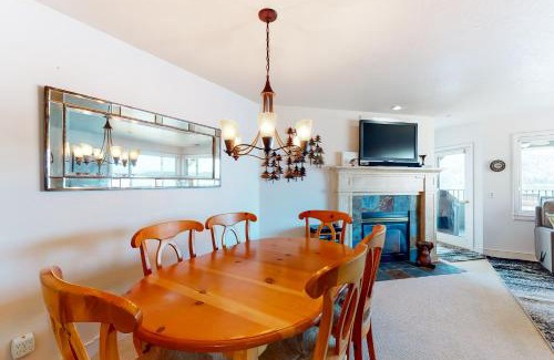 Coeur d'Alene Apartment | Inviting Arrow Point: Family-Friendly with Pool Access