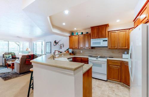Coeur d'Alene Apartment | Inviting Arrow Point: Family-Friendly with Pool Access