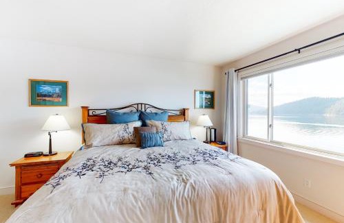 Coeur d'Alene Apartment | Inviting Arrow Point: Family-Friendly with Pool Access