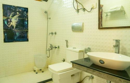 Varanasi Bed & Breakfast | Top-Rated Astra Rooms & Cafe: Pet Friendly with Dining