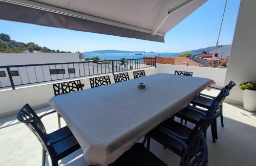 Okrug Donji Apartment | Oceanfront Astramaris Apartments with Hot Tub & Family Fun