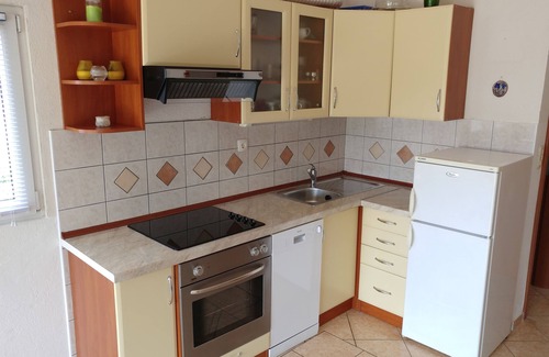Okrug Donji Apartment | Oceanfront Astramaris Apartments with Breakfast & Kitchen