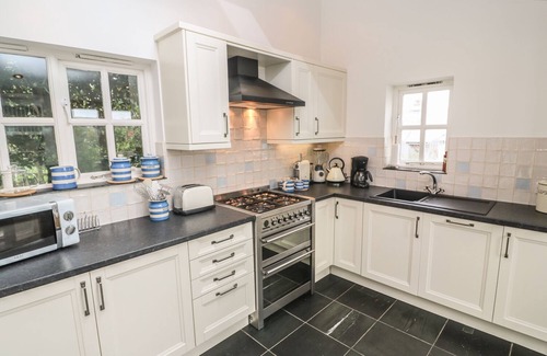 Lostwithiel Cottage | ASTRANTIA COTTAGE: Family-Friendly Retreat with Open Fire