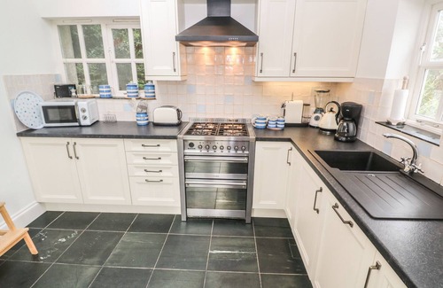 Lostwithiel Cottage | ASTRANTIA COTTAGE: Family-Friendly Retreat with Open Fire