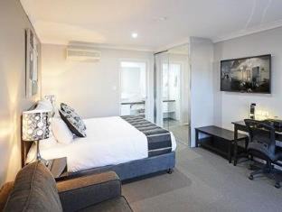 Parkes Hotel | Explore Astro Dish Motor Inn: 5-Star Family-Friendly Stay