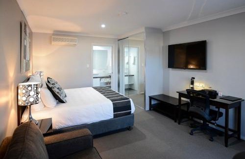 Parkes Hotel | Explore Astro Dish Motor Inn: 5-Star Family-Friendly Stay