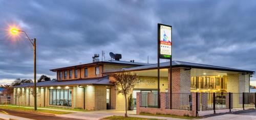 Parkes Hotel | Explore Astro Dish Motor Inn: 5-Star Family-Friendly Stay