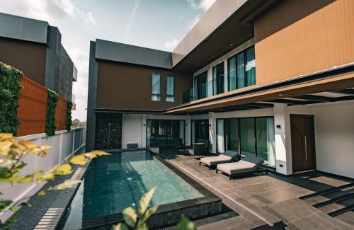Nong Prue Villa | Astro Luxury: 4-Star Oceanfront Villa with Pool & Hot Tub