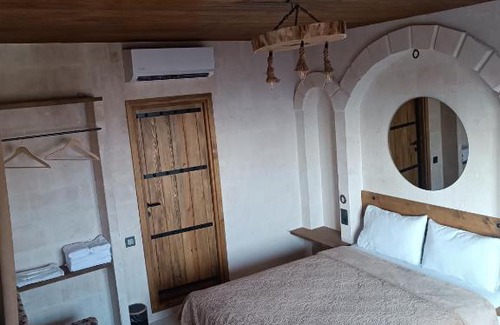 Artuklu Bed & Breakfast | Asuman teras odamız