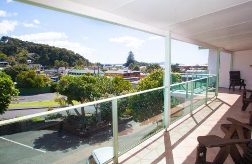 Paihia Hotel | Experience Admirals View Lodge: 5-Star Comfort & Hot Tub