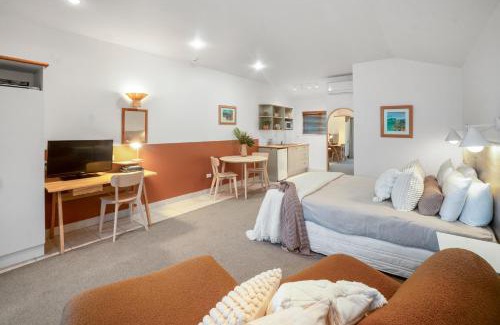 Paihia Hotel | Experience Admirals View Lodge: 5-Star Comfort & Hot Tub