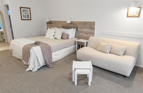 Paihia Hotel | Experience Admirals View Lodge: 5-Star Comfort & Hot Tub