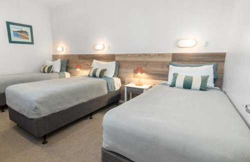 Paihia Hotel | Experience Admirals View Lodge: 5-Star Comfort & Hot Tub