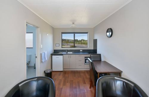 Saint Kilda Hotel | Discover ASURE Adrian Motel: Family-Friendly with Breakfast