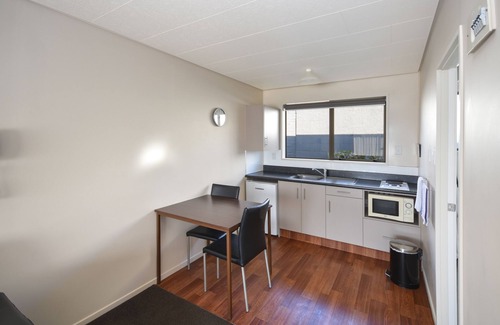 Saint Kilda Hotel | Discover ASURE Adrian Motel: Family-Friendly with Breakfast