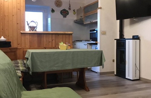 Bagni San Filippo Apartment | Family-Friendly Retreat at Ale's House with Kitchen Access