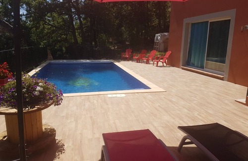 Neoules Bed & Breakfast | Independent Access Guest Area with Pool and Breakfast