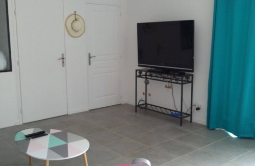 Neoules Bed & Breakfast | Independent Access Guest Area with Pool and Breakfast