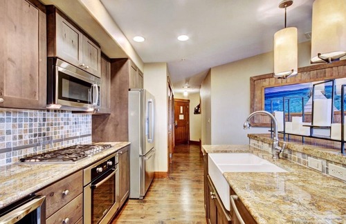 Peak 8 Condo | Cozy 3 Bedroom Condo at Base of Peak 8 Near Winter Fun