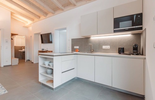 Gries Apartment | Spacious Apartment for 8 with WIFI, Balcony & Pet Friendly