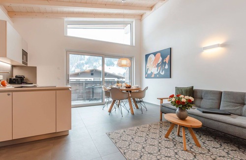Gries Apartment | Spacious Apartment for 8 with WIFI, Balcony & Pet Friendly