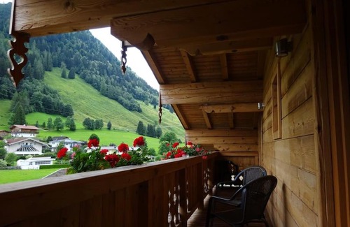 Bruck an der Grossglocknerstrasse Apartment | Cozy Penthouse Retreat with Balcony & Garden - Rated 9.6