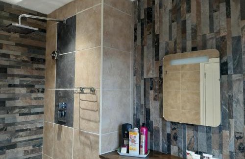 Glen Mona Apartment | Experience Comfort at Cedar Lodge Apartment - 9.4/10 Rated