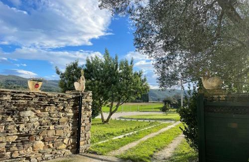 Figueras (Castropol) Apartment | Tranquil Retreat with Beautiful Garden at Los Gayoles Rural