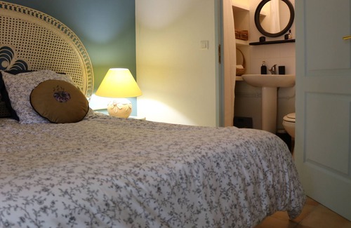 Cabrieres-dʼAigues Bed & Breakfast | At Fanny's