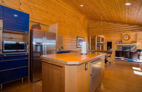 Old Fort Cabin | Pet Friendly At Last Lodge: 3BR with Hot Tub & Amenities