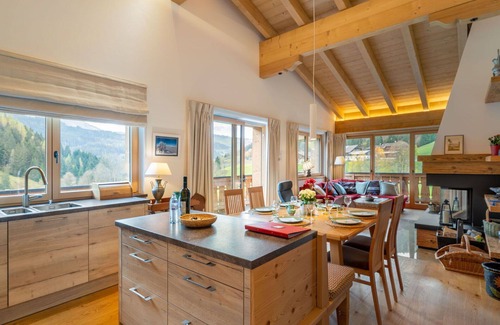 Hinterthal Apartment | Inviting Apartment for 10 with WIFI, Balcony & Panoramic Views