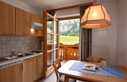Sankt Martin am Tennengebirge Apartment | Cozy Apartment with Balcony at Alpengasthof Lämmerhof