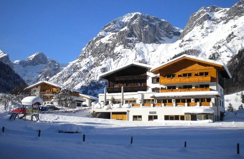 Sankt Martin am Tennengebirge Apartment | Cozy Apartment with Balcony at Alpengasthof Lämmerhof