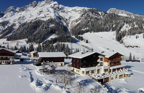 Sankt Martin am Tennengebirge Apartment | Cozy Apartment with Balcony at Alpengasthof Lämmerhof