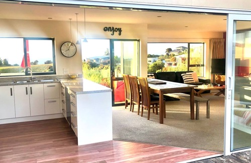 Kaiteriteri House | Experience Breathtaking Views at Sea and Forest Retreat