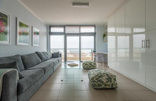 Redhill Apartment | Oceanfront Escape at the Beach - Muizenberg, Rated 9.3/10