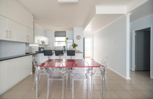Redhill Apartment | Oceanfront Escape at the Beach - Muizenberg, Rated 9.3/10