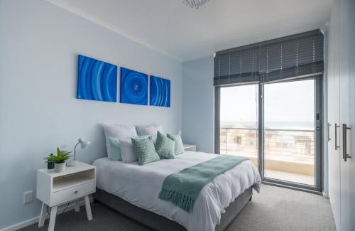 Redhill Apartment | Oceanfront Escape at the Beach - Muizenberg, Rated 9.3/10