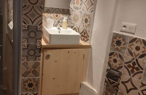 Malaucene Apartment | Prime Location Near Mont Ventoux with Top Amenities